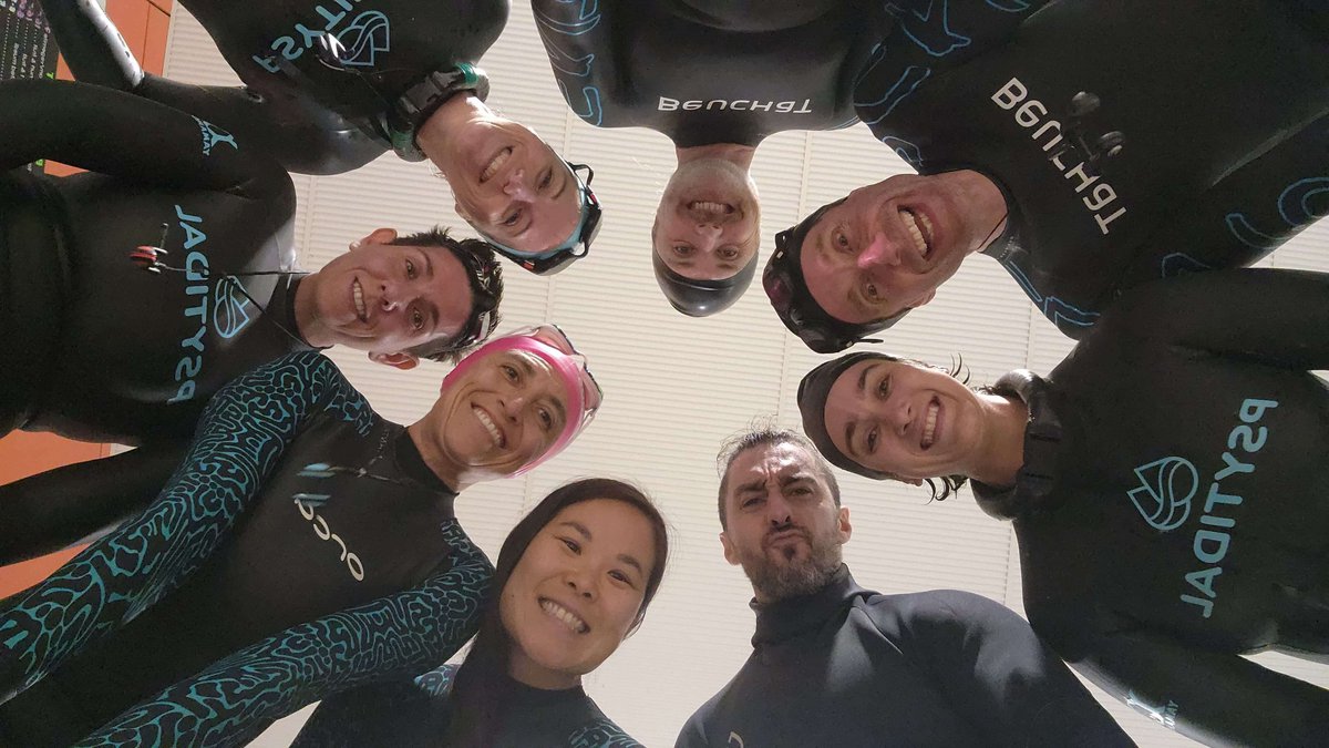 Sydney Seals first pool training group photo